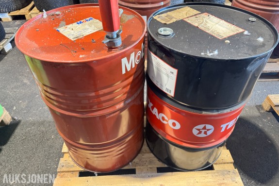 2 stk fat - Mobil Univis N68 / Texaco HDZ 32 (hydraulikkolje)