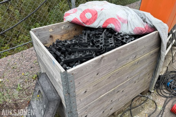 Pall med svarte plastbraketter for festing av rør/kabel - cirka 23 x 9 cm