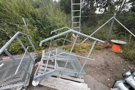 Galvanisert ståltrapp med gitterrist - to trinn og toppavsats - rørrekkverk på begge sider