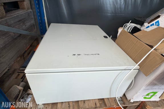 Veggskap i stål med Schneider Compact NSX160N - 160 A 3-polet effektbryter - 80 x 60 x 30 cm - tre kabelgjennomføringer