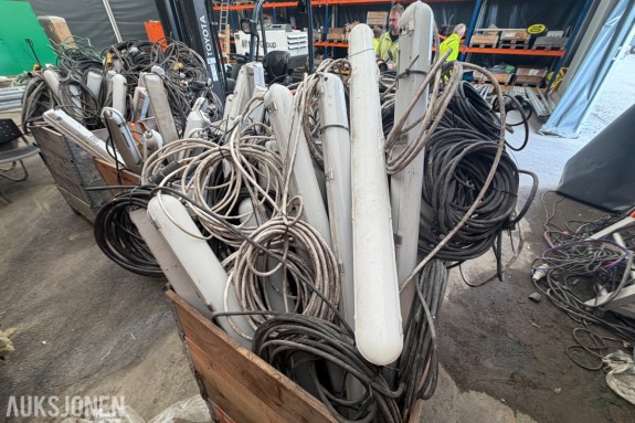 Parti med byggeplassbelysning - Glamox I40-1200 LED 32 W IP66 - armaturer med gummikabel - CEE-plugger og koblinger ⁠
