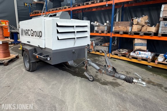 Atlas Copco mobil kompressor på tilhengerchassis - dieseldrevet - 2529 arbeidstimer - trykkluftslanger i oppbevaringsrommet