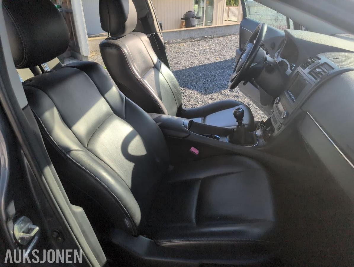 2010 Toyota Avensis 2.0 126hk executive skinnseter el seter