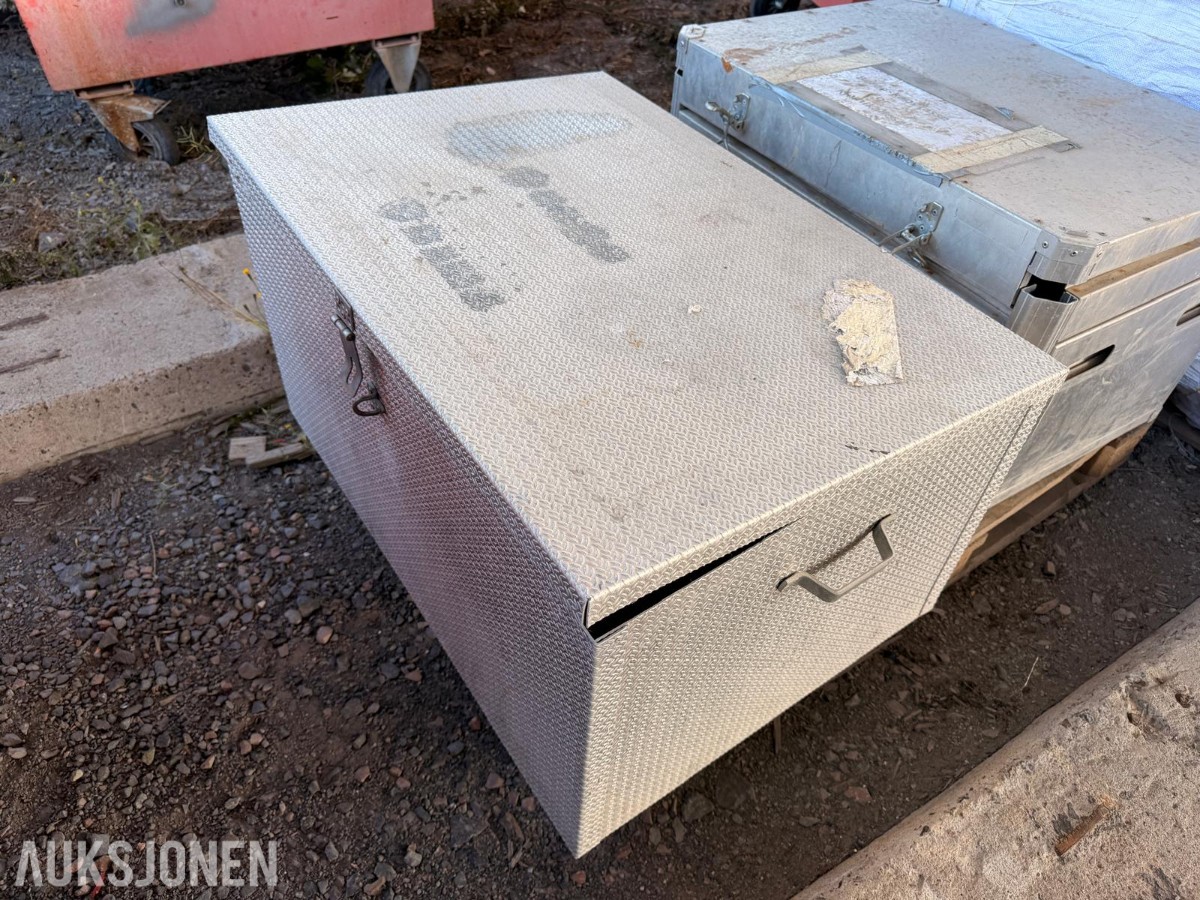 4 stk. oppbevaringskasser i metall/aluminium med diverse festemateriell