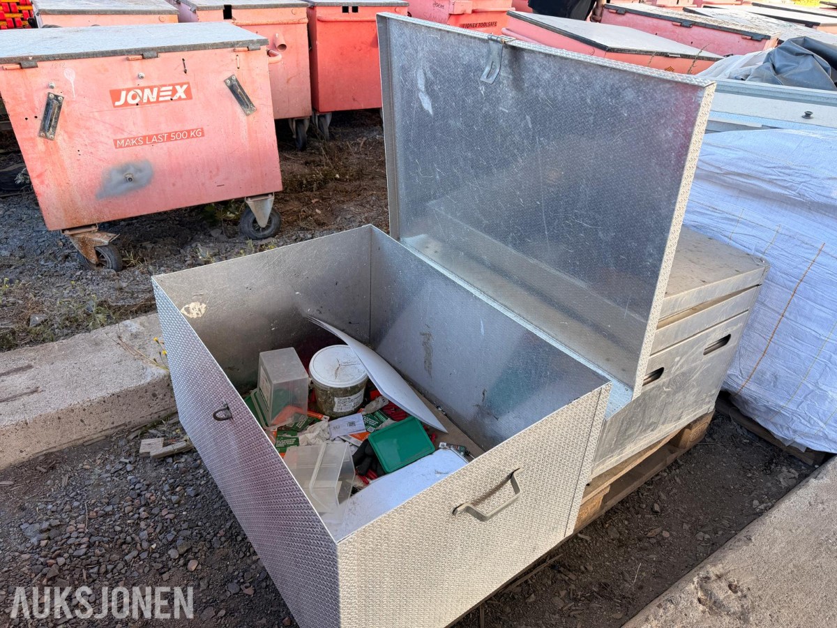 4 stk. oppbevaringskasser i metall/aluminium med diverse festemateriell