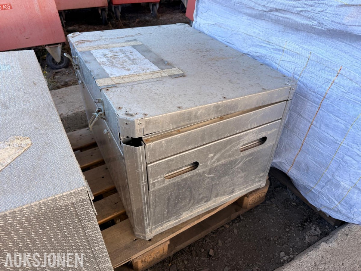 4 stk. oppbevaringskasser i metall/aluminium med diverse festemateriell