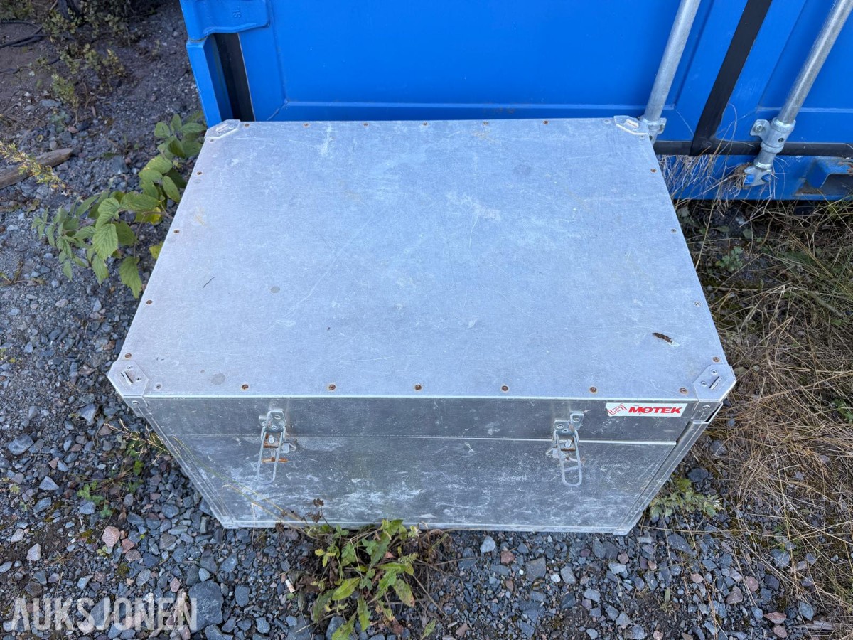 4 stk. oppbevaringskasser i metall/aluminium med diverse festemateriell