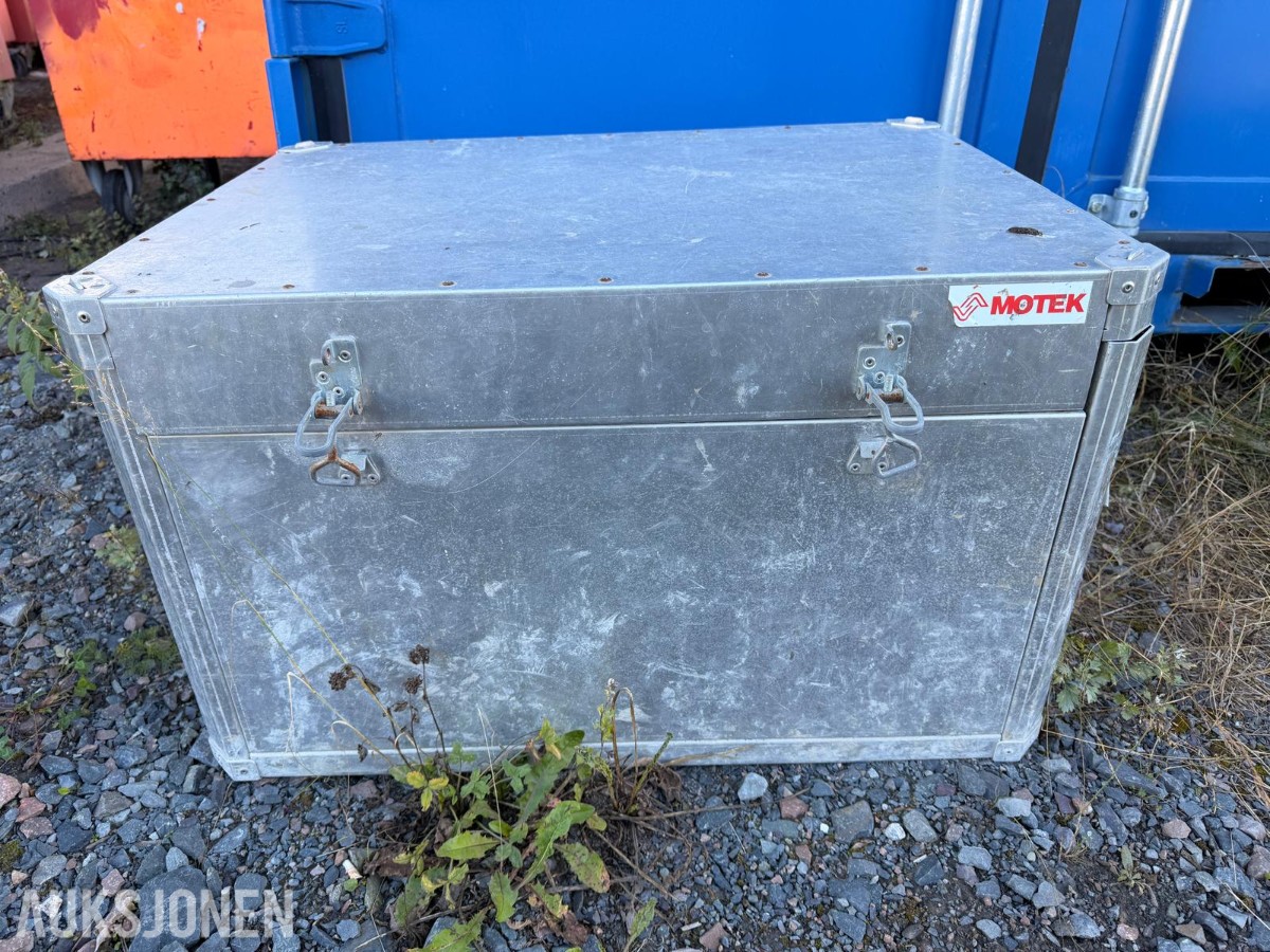 4 stk. oppbevaringskasser i metall/aluminium med diverse festemateriell