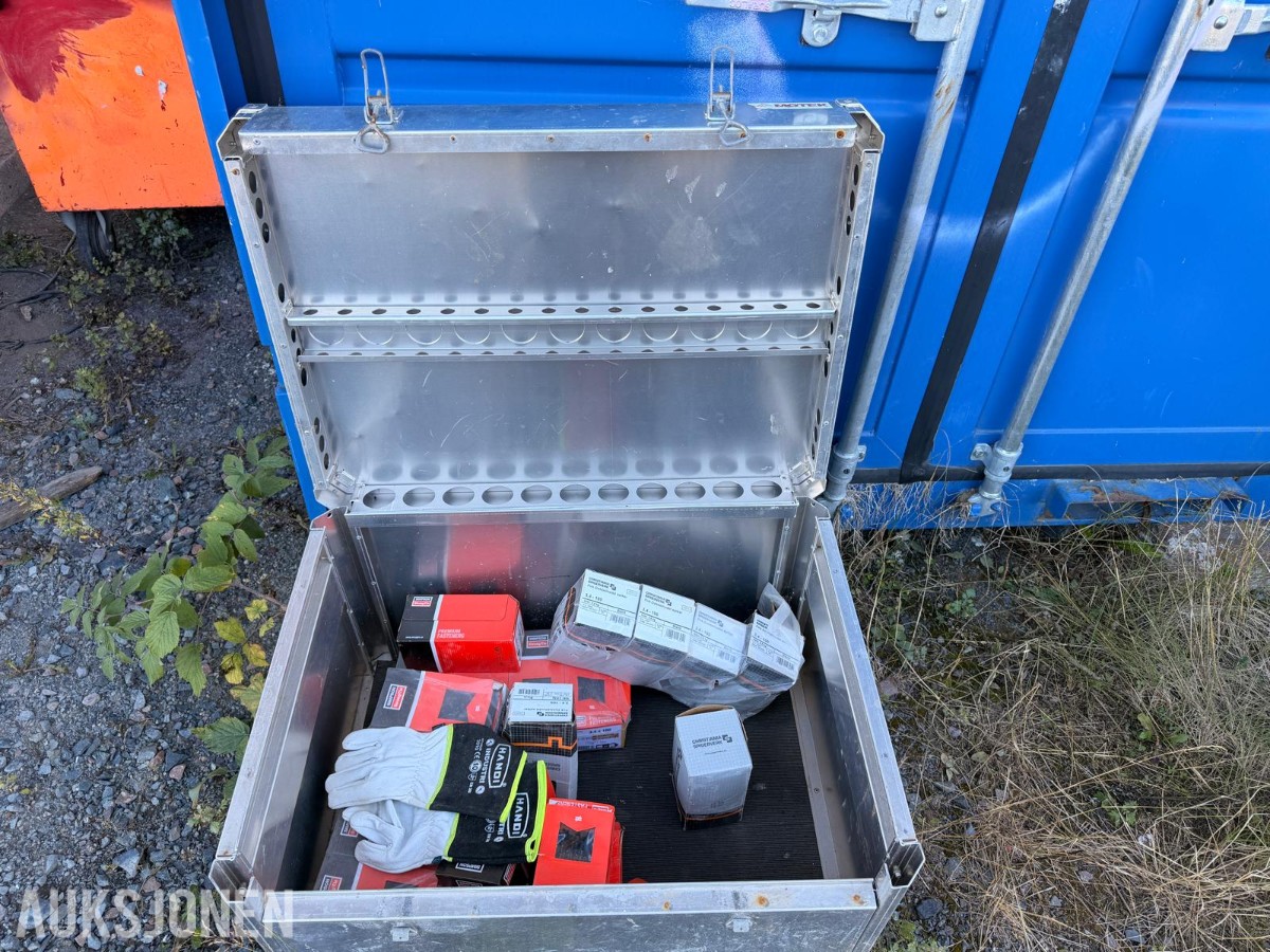 4 stk. oppbevaringskasser i metall/aluminium med diverse festemateriell