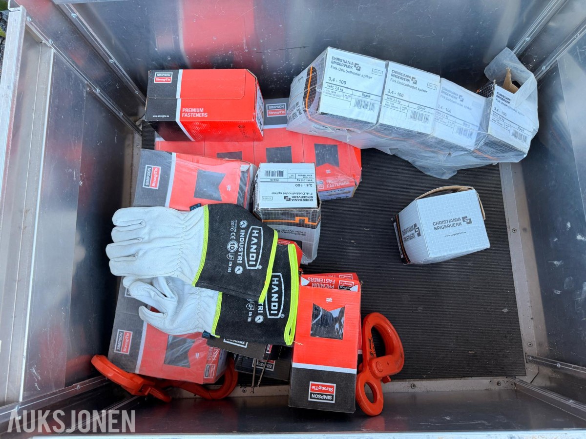 4 stk. oppbevaringskasser i metall/aluminium med diverse festemateriell