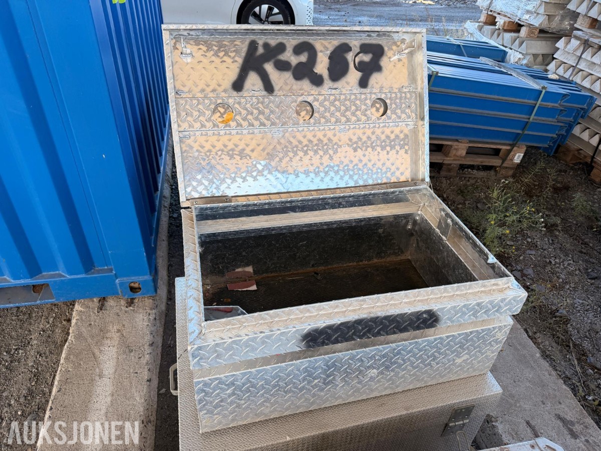 4 stk. oppbevaringskasser i metall/aluminium med diverse festemateriell