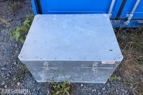 4 stk. oppbevaringskasser i metall/aluminium med diverse festemateriell