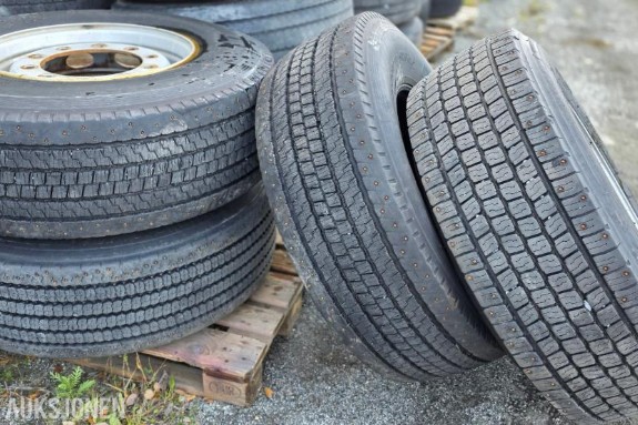 4 stk. Bridgestone 385/65 R22.5 lastebildekk, 3x M788 og 1x W958 studless, pigg