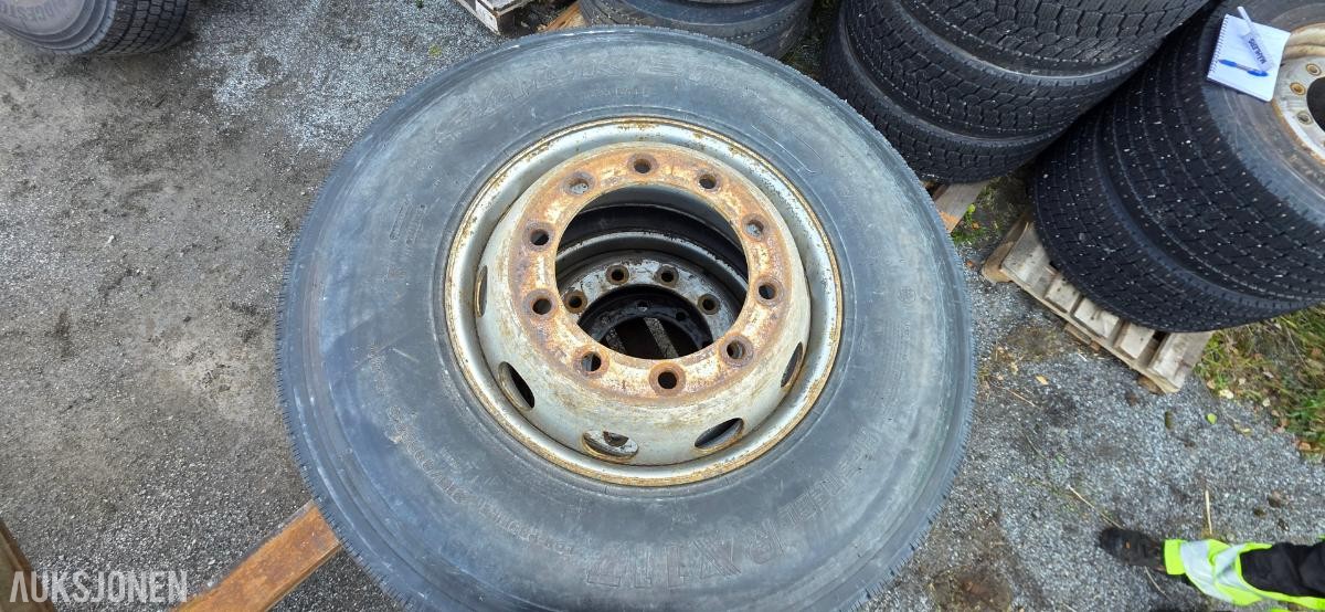 3 stk. lastebildekk på felg, blandet parti 315/80R22.5 og 385/80R22.5
