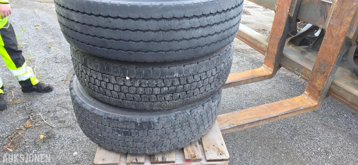3 stk. lastebildekk på felg, blandet parti 315/80R22.5 og 385/80R22.5