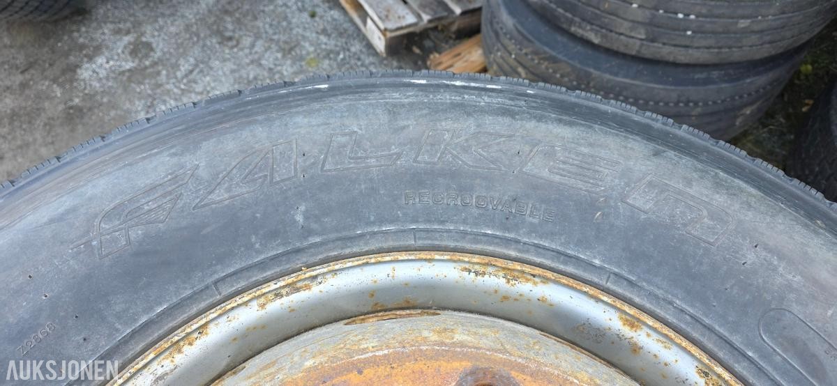 3 stk. lastebildekk på felg, blandet parti 315/80R22.5 og 385/80R22.5