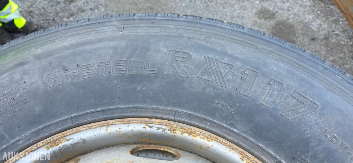 3 stk. lastebildekk på felg, blandet parti 315/80R22.5 og 385/80R22.5