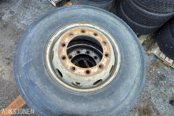 3 stk. lastebildekk på felg, blandet parti 315/80R22.5 og 385/80R22.5