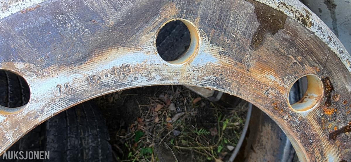 8 stk. Bridgestone RW-Drive 295/80R22.5 152/148M, M+S, på stålfelg