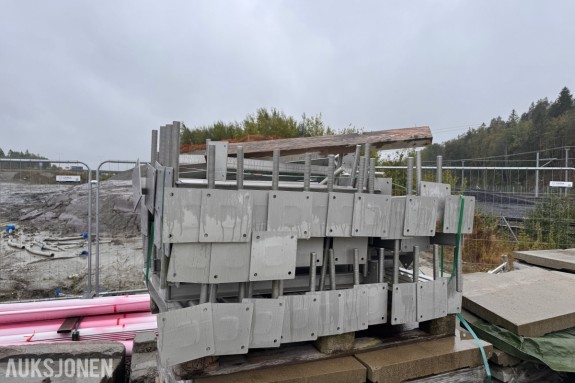 Varmforsinkede stålbraketter og stålprofiler - fotplate med fire boltehull - påsveiset gjengestang - lengde 83 cm