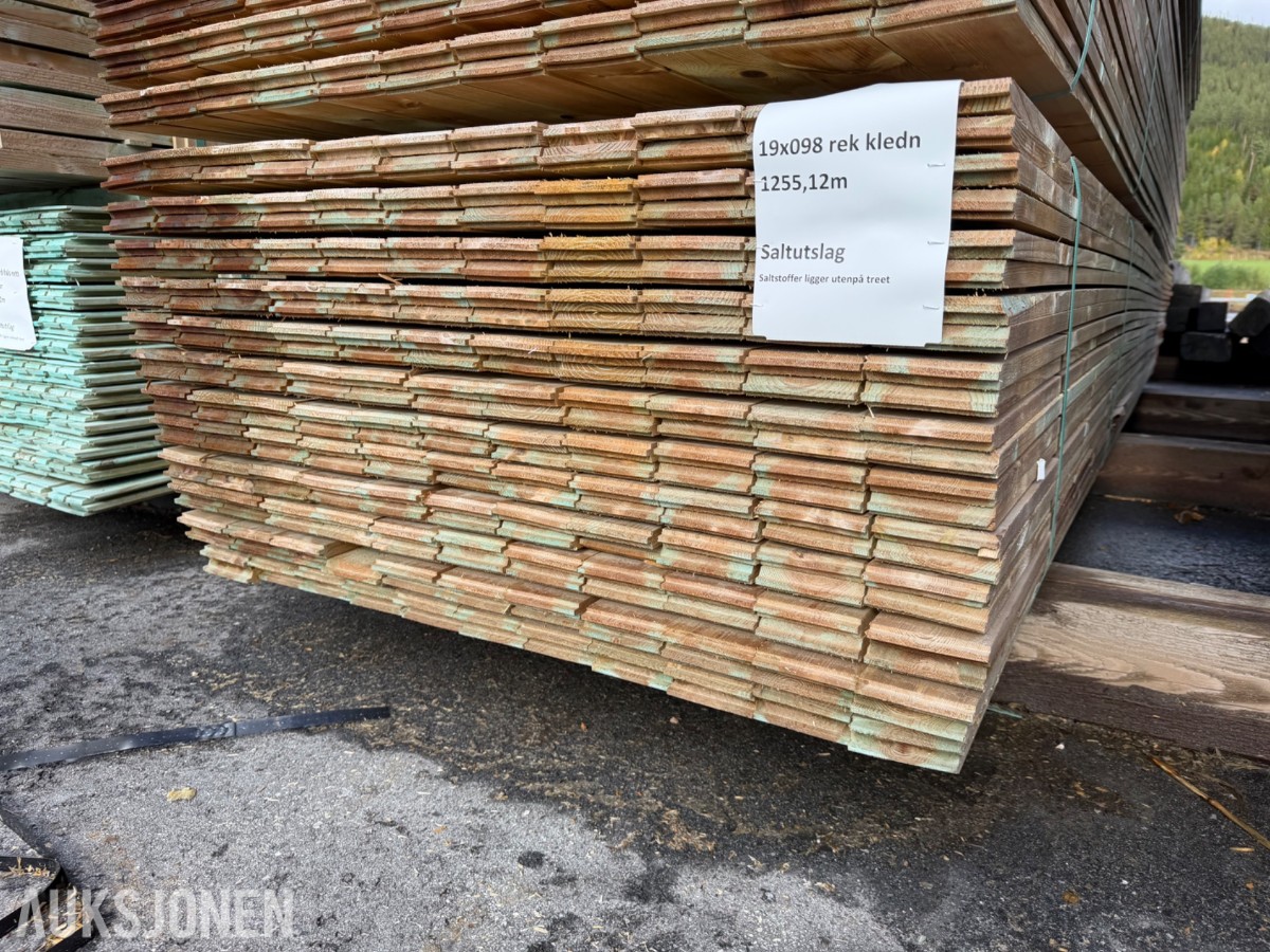 19 x 98 mm. Rektangulær kledning. Saltutslag