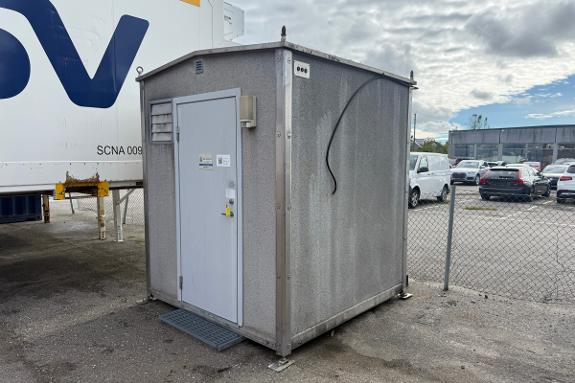 Shelter lite bygg med solid fasade og lys og varme innvendig.