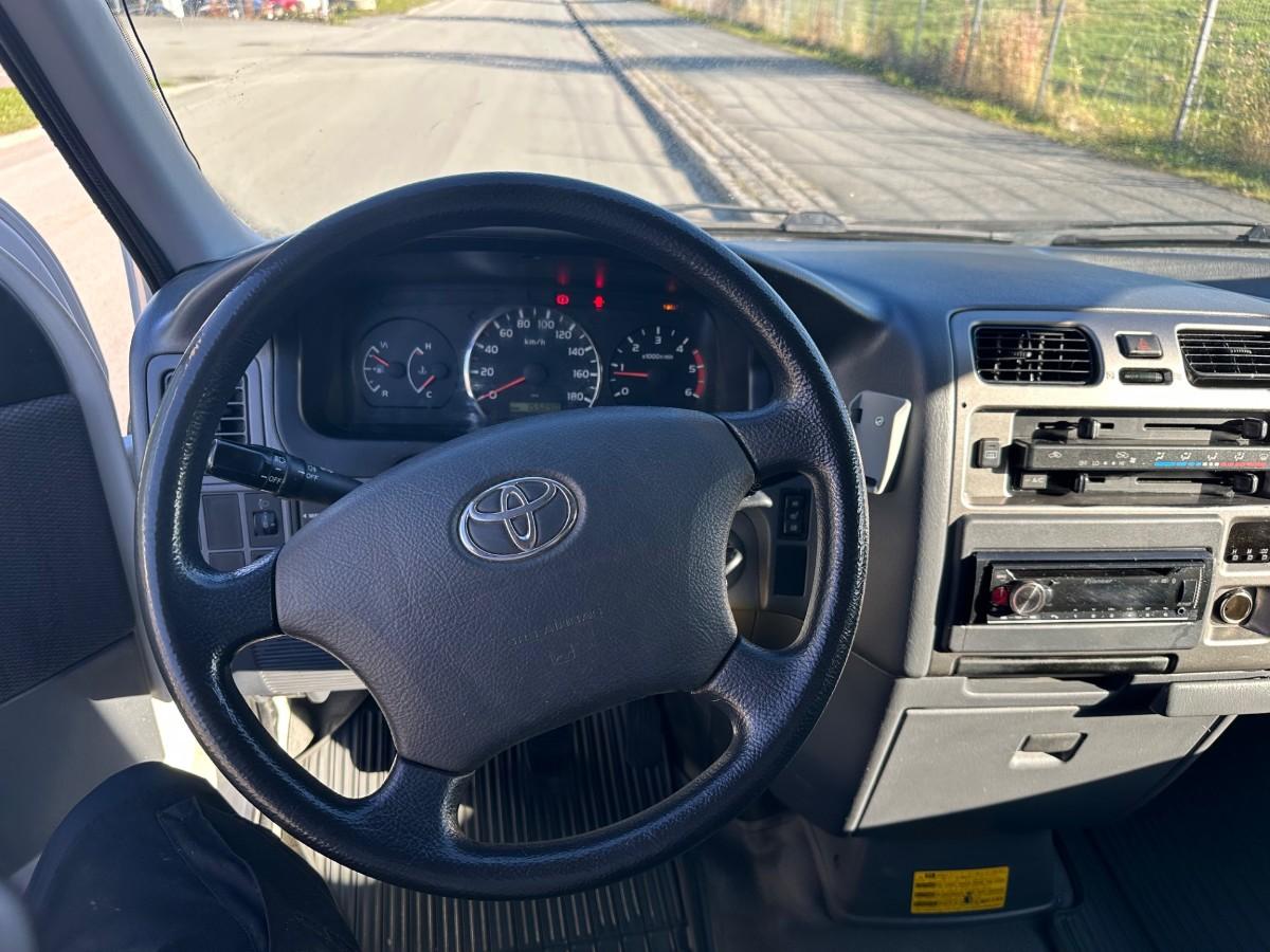 2010 Toyota HIACE 2.5 D-4D 117 HK 4WD HENGERFESTE SKYVEDØRER TAKSTATIV