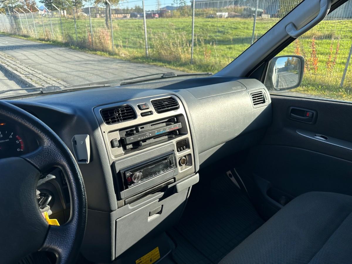 2010 Toyota HIACE 2.5 D-4D 117 HK 4WD HENGERFESTE SKYVEDØRER TAKSTATIV