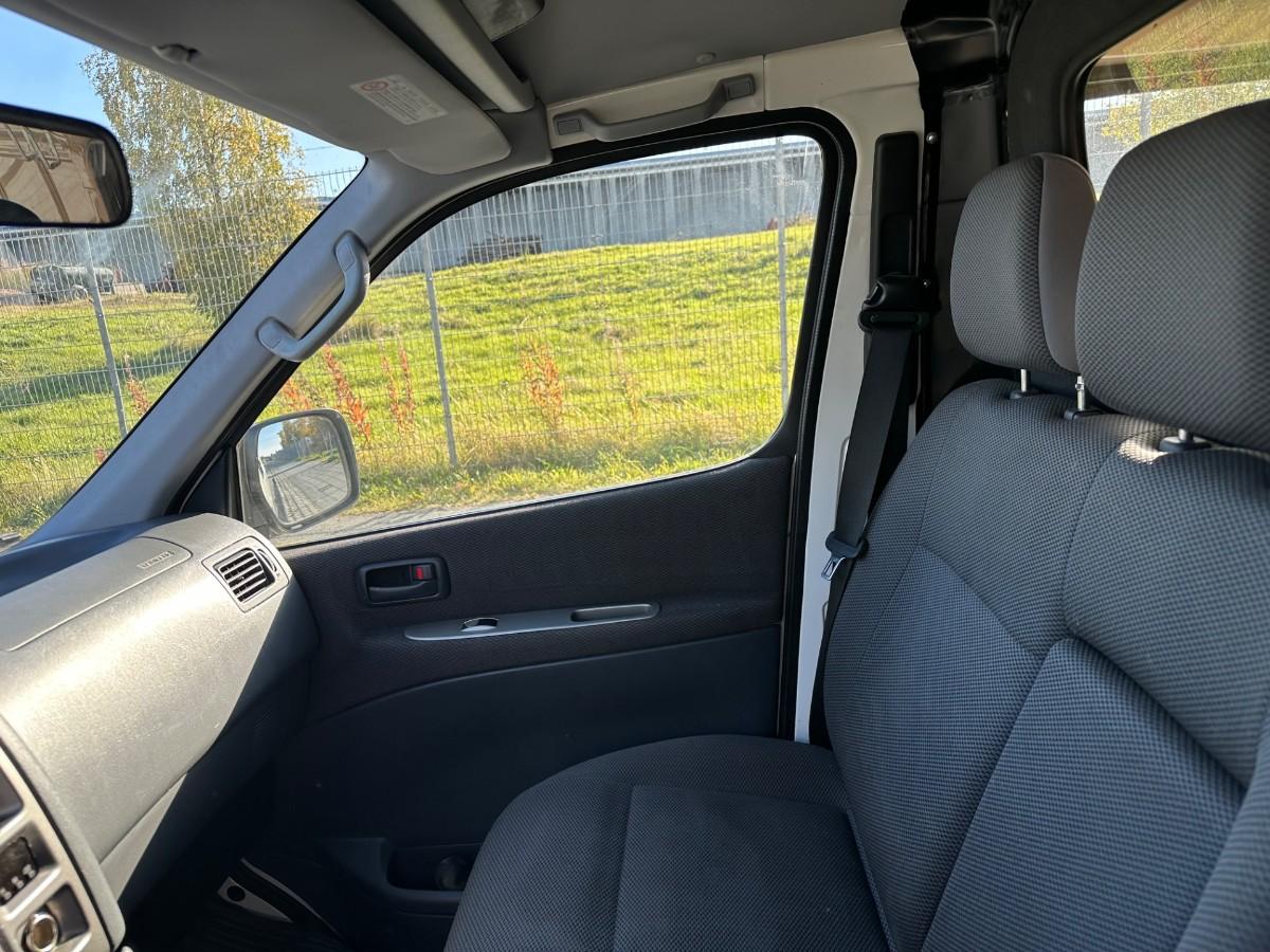 2010 Toyota HIACE 2.5 D-4D 117 HK 4WD HENGERFESTE SKYVEDØRER TAKSTATIV