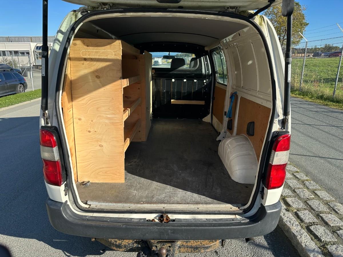 2010 Toyota HIACE 2.5 D-4D 117 HK 4WD HENGERFESTE SKYVEDØRER TAKSTATIV