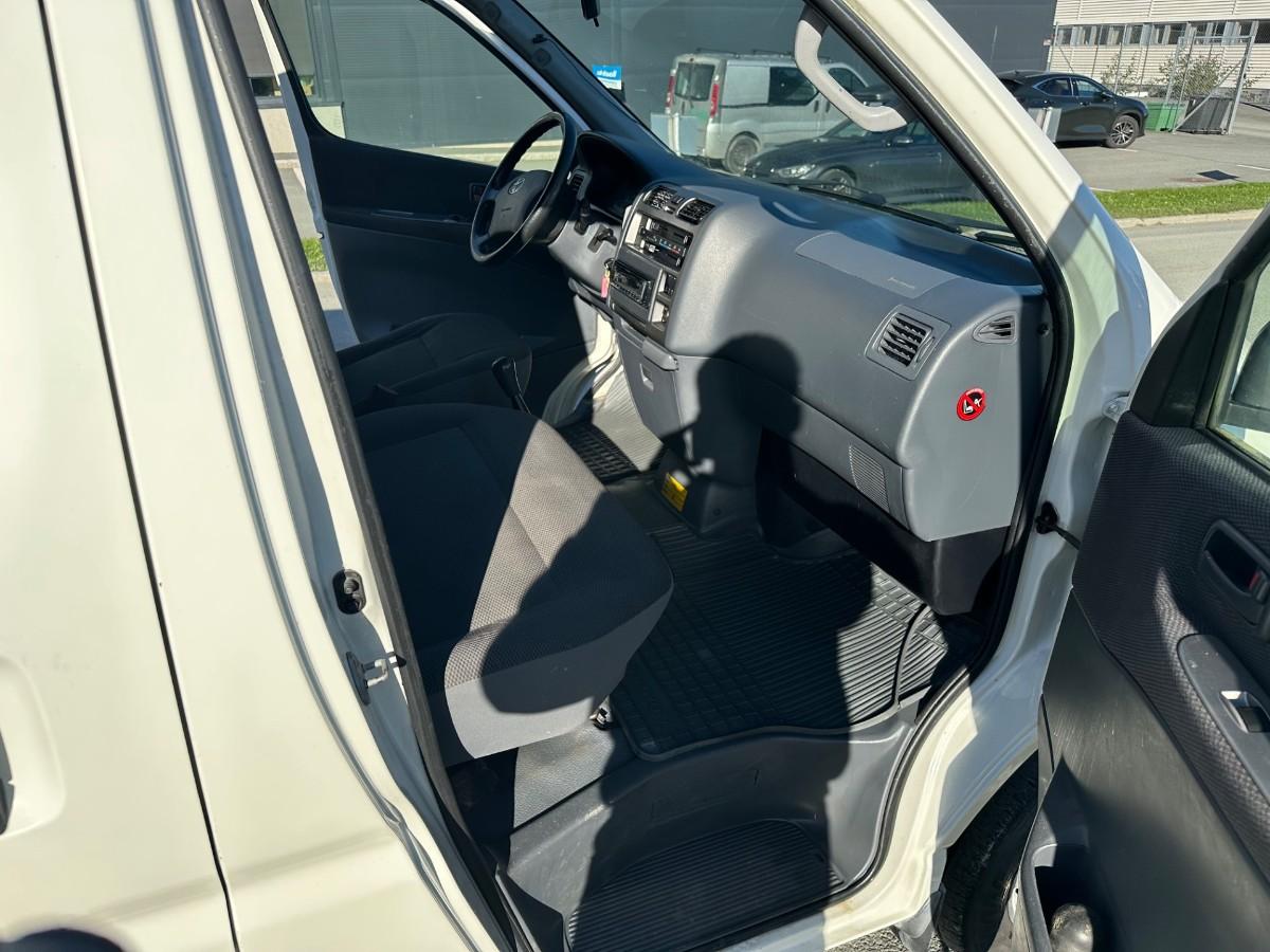 2010 Toyota HIACE 2.5 D-4D 117 HK 4WD HENGERFESTE SKYVEDØRER TAKSTATIV
