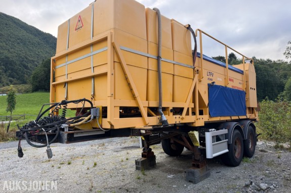 2015 Fliegl Fahrzeugbau SZS 360 semitrailer med Falköping LTFV Kombi strøutstyr, 8,149 m³