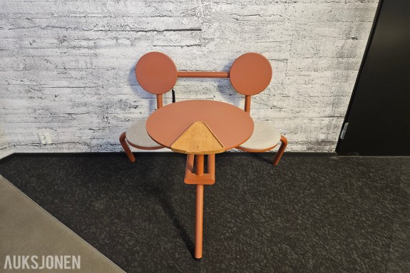 Designmøbel - Extremis sittegruppe med bord og to seter - Kobberbrun pulverlakk - Grå filtputer