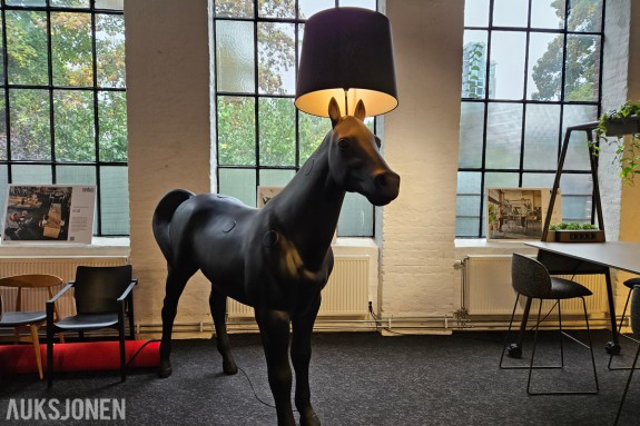 Moooi hestelampe design by Front - Hest i full størrelse i matt sort - Stor sort lampeskjerm - Gulvlampe og blikkfang for lokale og showroom