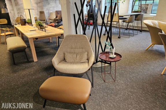 Alias Gran Kobi Essentiel loungestol + Gran Kobi Pouf - Grå tekstil og brunt skinn - Rundt sidebord i vinrød lakk - Stumtjener i sort metall