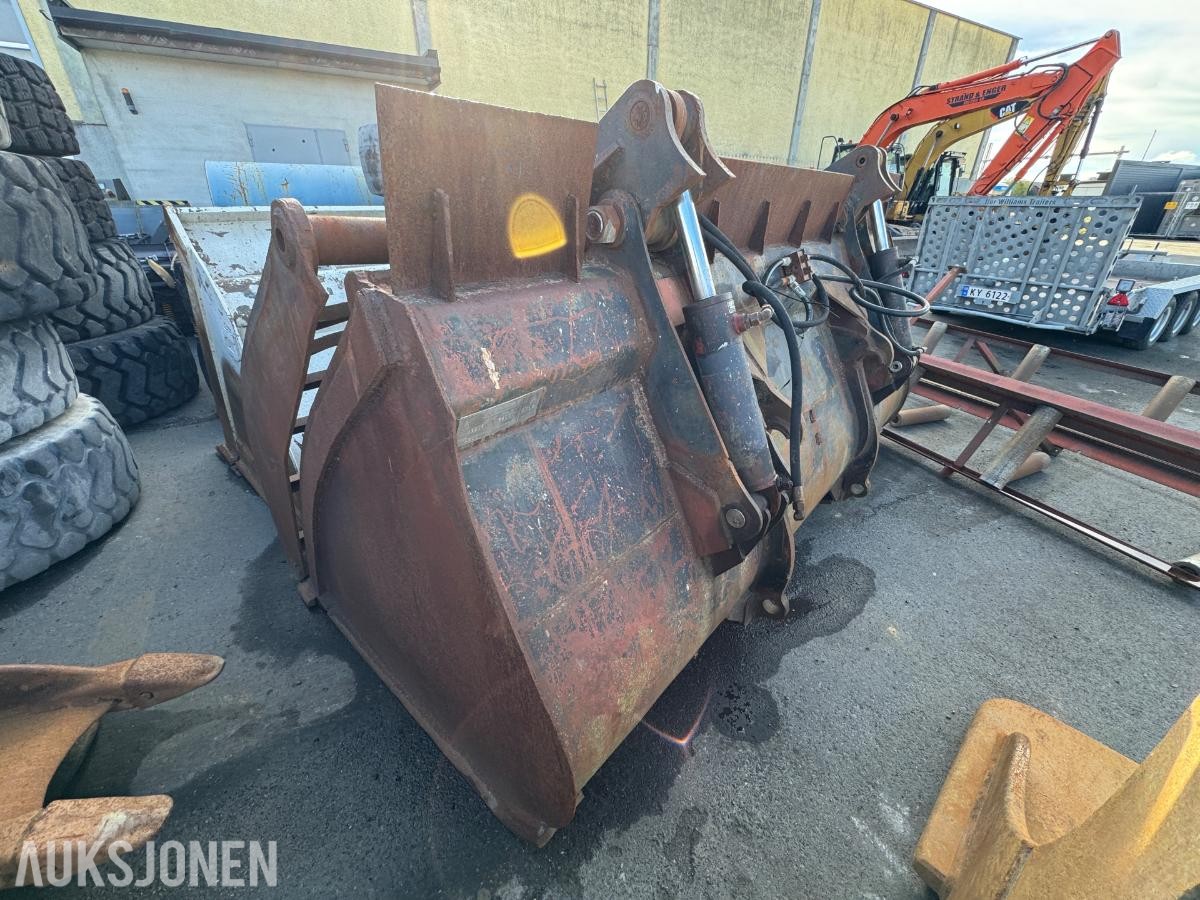 Hjullasterskuffe med hydraulisk klype