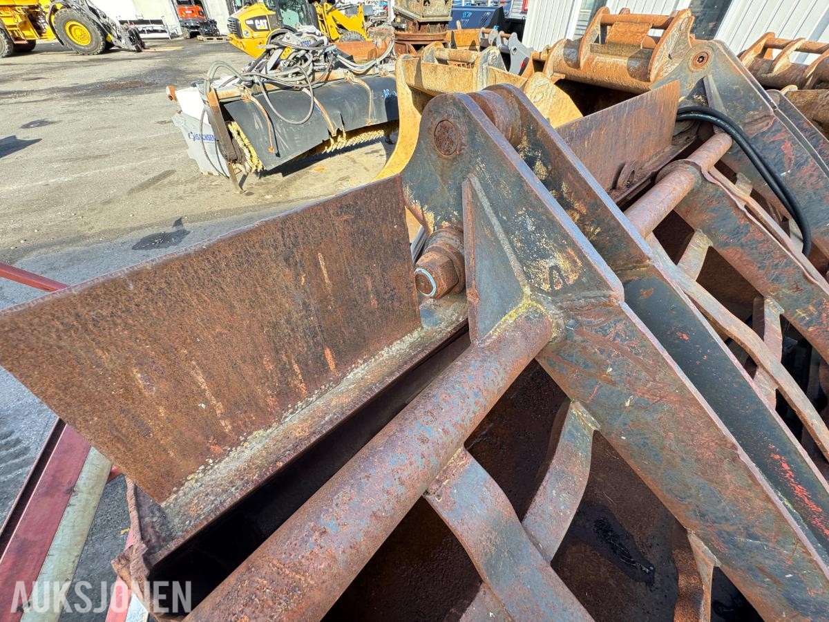 Hjullasterskuffe med hydraulisk klype