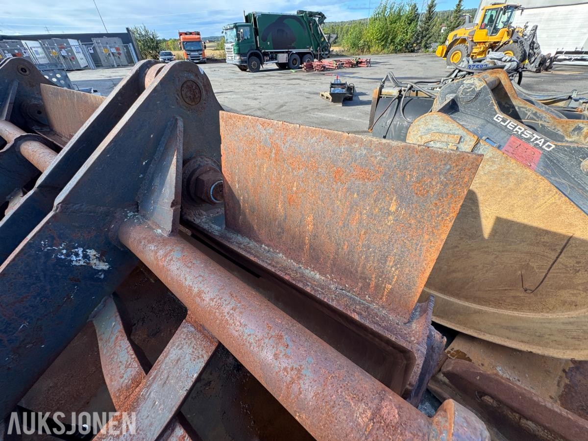 Hjullasterskuffe med hydraulisk klype