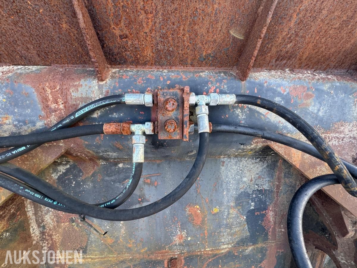 Hjullasterskuffe med hydraulisk klype