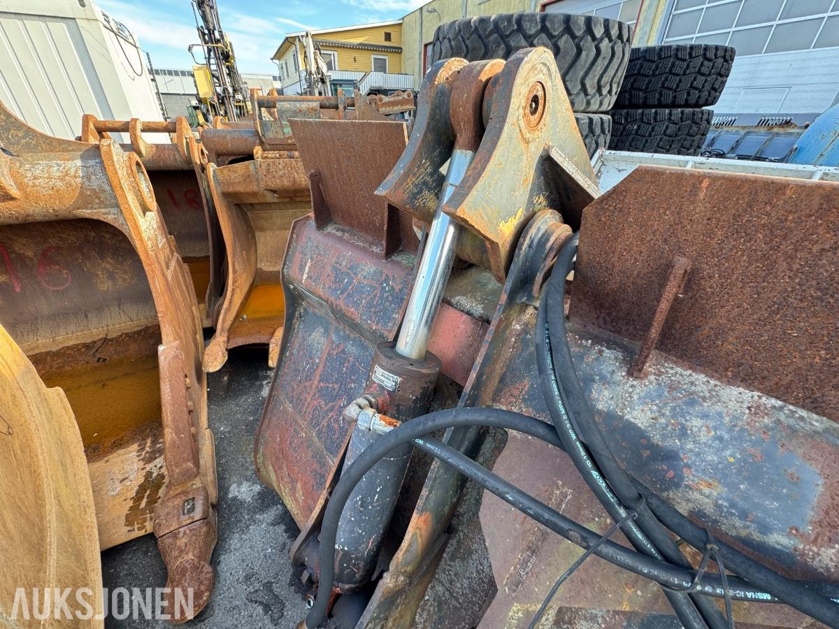 Hjullasterskuffe med hydraulisk klype