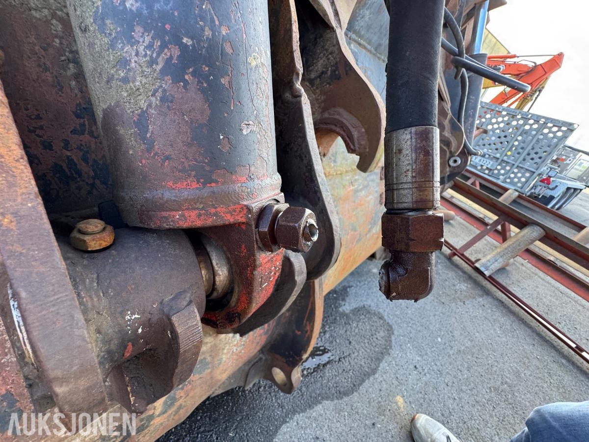 Hjullasterskuffe med hydraulisk klype