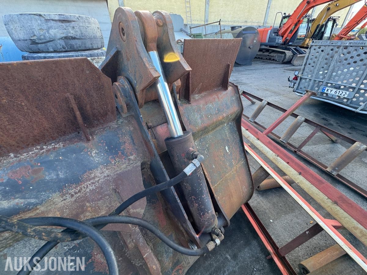 Hjullasterskuffe med hydraulisk klype
