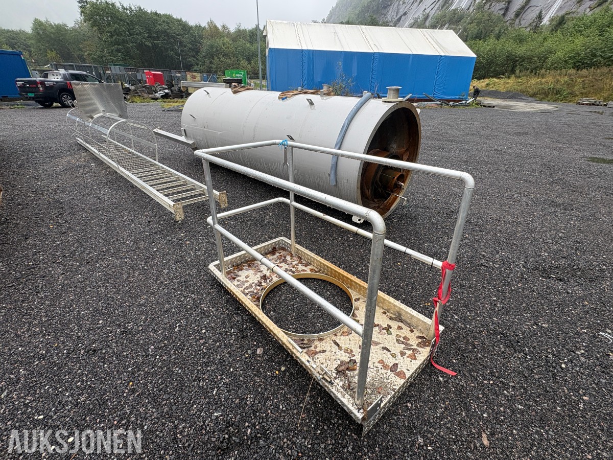 Syrefast ståltank med trappesats og plattform