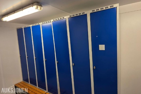 Garderobeskap  i stål med benk/understell – 7 skap fordelt på 3 seksjoner