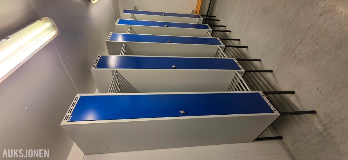 5 stk. garderobeskap med åpne garderobeplasser, oppheng og understell
