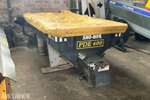 Sno-Way PDE 600 strøapparat for montering på kjøretøy/pickup. Objektet består av beholder, lokk/presenning, ramme/fester og motor-/drivenhet montert i bakkant.