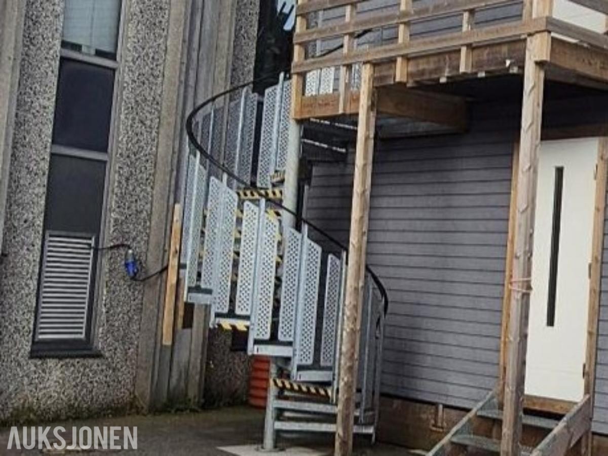 Galvanisert spiraltrapp i stål med rekkverk og gitterrister