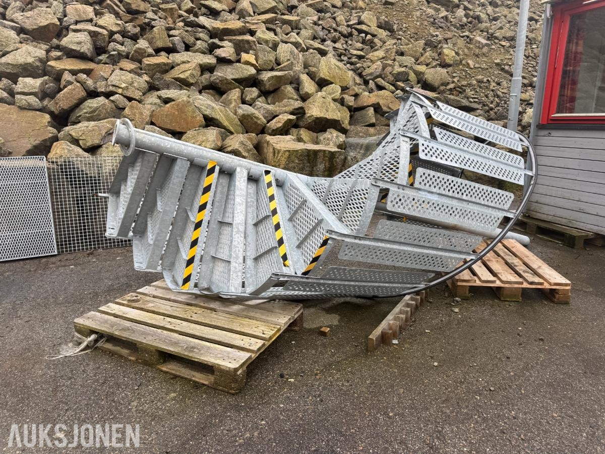 Galvanisert spiraltrapp i stål med rekkverk og gitterrister