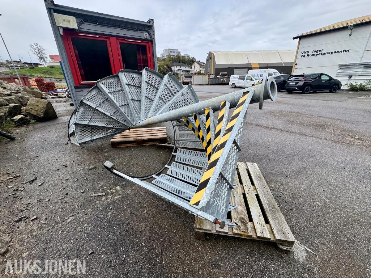 Galvanisert spiraltrapp i stål med rekkverk og gitterrister