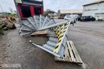 Galvanisert spiraltrapp i stål med rekkverk og gitterrister